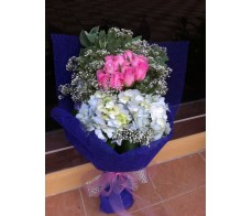 F54 BLUE HYDRANGEA WITH 12PCS PINK ROSES BOUQUET